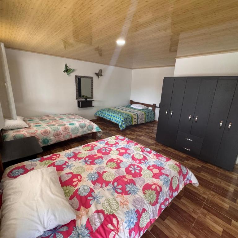 Hotel y Club Pueblito Quindiano Montenegro - Habitación Familiar con baño privado - 5