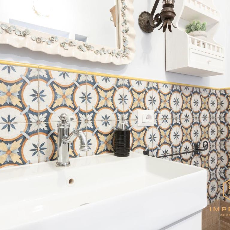 Imperium Residence - 100mt to metro, private Patio, A-C, 2-4 pax - Casa con 1 Camera da Letto - 24
