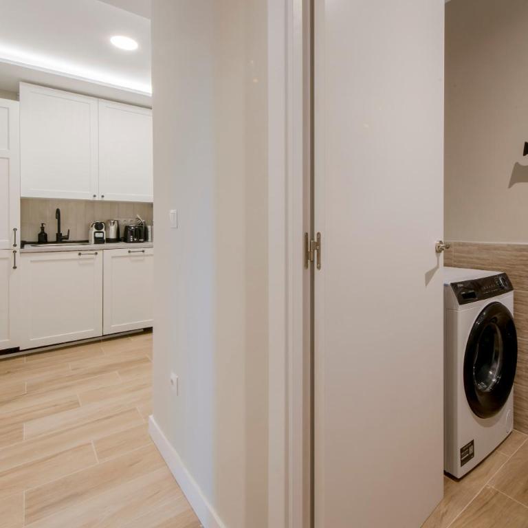 Real encanto para 8, al pie de Plaza España - Three-Bedroom Apartment - 8