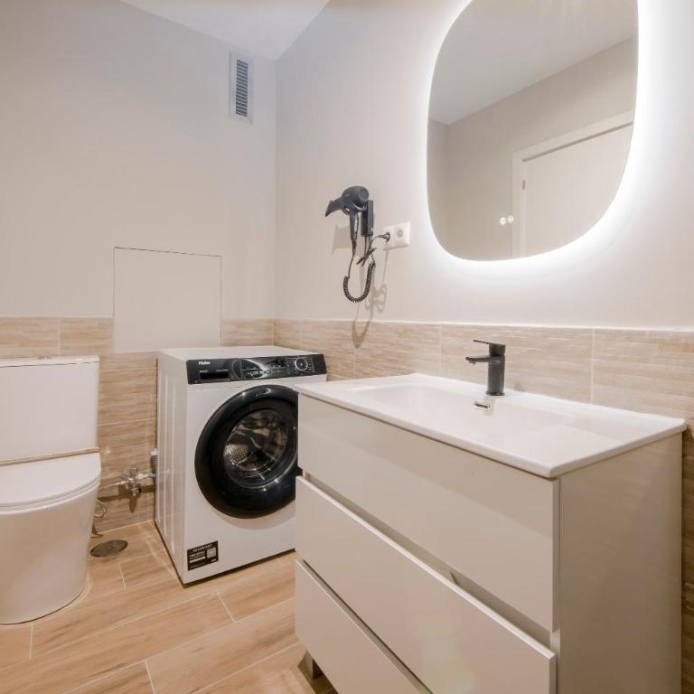 Real encanto para 8, al pie de Plaza España - Three-Bedroom Apartment - 9
