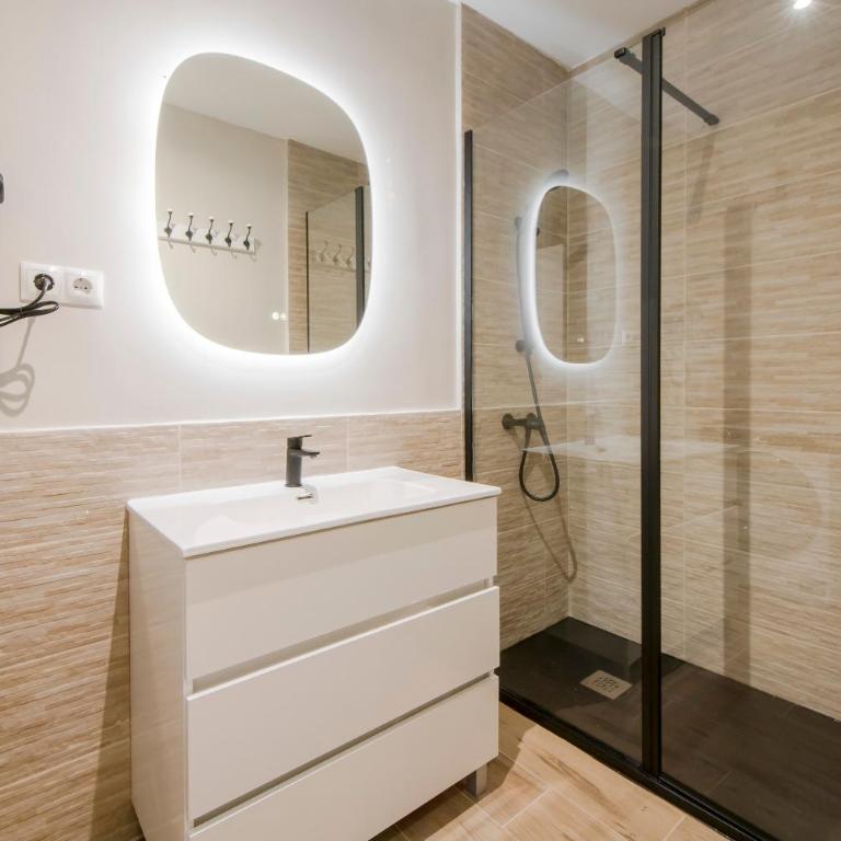 Real encanto para 8, al pie de Plaza España - Three-Bedroom Apartment - 10