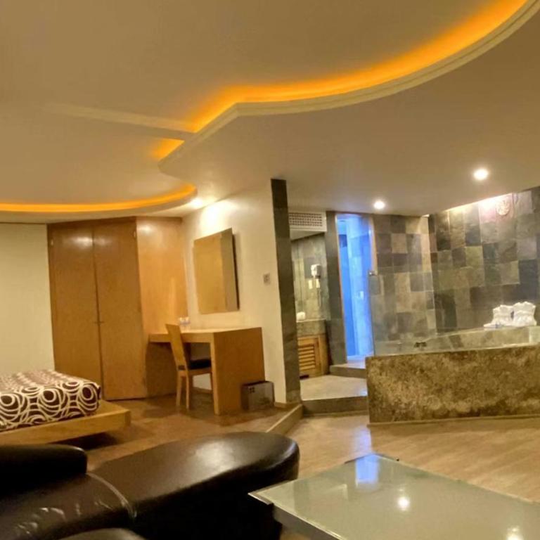 Hotel Lord - Deluxe King Room - 5