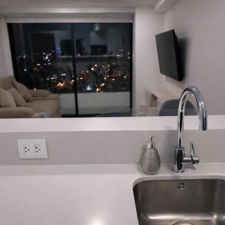 Modern Apartment with AC and Pool near Miraflores, Fast WiFi - One-Bedroom Apartment with City View - 17