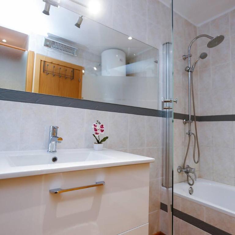 Terraza familiar a 200 m de la playa Cala Crancs - Two-Bedroom Apartment - 54