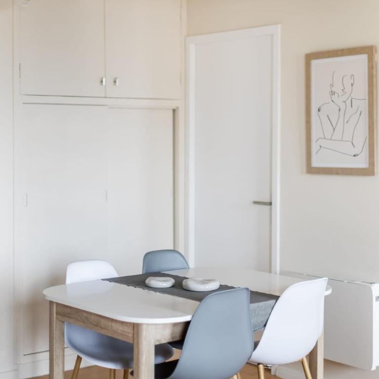 NEW! 2 bed apartment, AC, paid street parking, balcony, near the river - Appartement 2 Chambres avec Balcon - 12