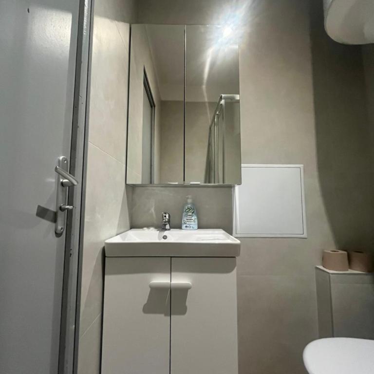 Le 9 - Joli studio neuf, tout équipé Mulhouse centre - Stationnement gratuit - Apartamento Estudio - 9