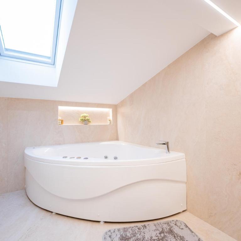 Stella Di Notte City Center Studios - Studio with Spa Bath - 3