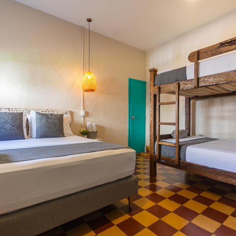 CASA HOTEL LAS HORTENSIAS - Quadruple Room with Private Bathroom - 3
