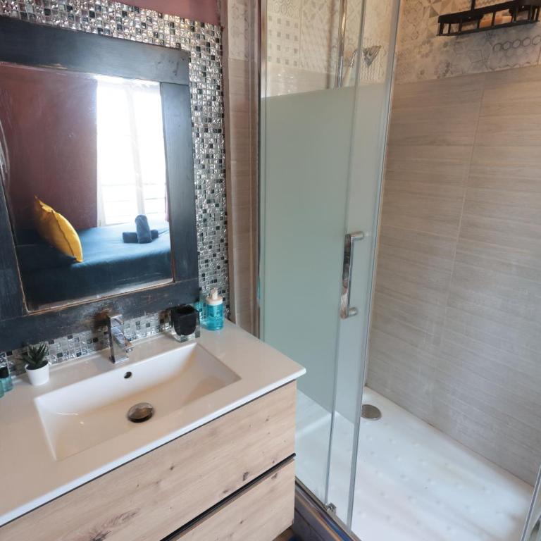 APPARTEMENT CHALEUREUX ARTISTIQUE QUARTIER GARE DU NORD - GARE DE L'EST et GRANDS BOULEVARDS - Appartement 1 Chambre - 15
