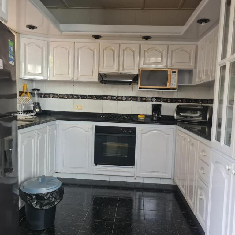 Donde ligia - Three-Bedroom House - 1