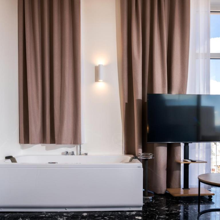 Skyline Boutique Hotel - Suite Queen con Vasca Idromassaggio - 4