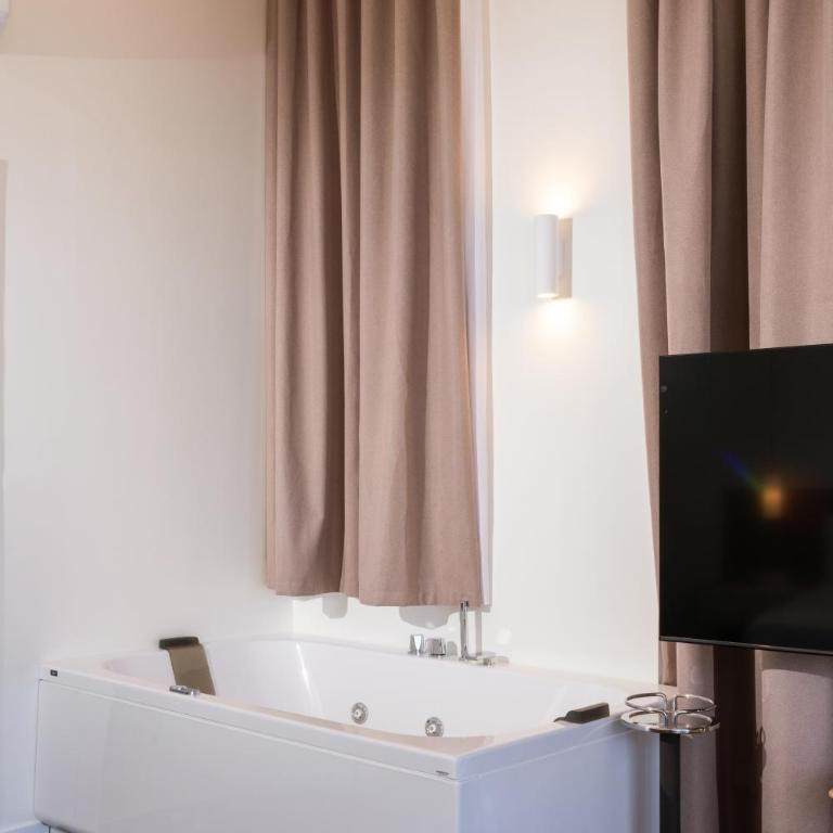 Skyline Boutique Hotel - Suite Queen con Vasca Idromassaggio - 23