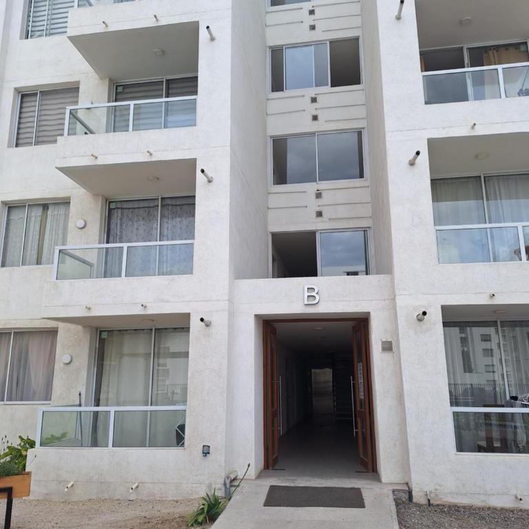 Departamento en La Serena a pasos del Faro y la playa, cercano a supermercados, con excelente ubicación y completamente equipado - Three-Bedroom Apartment - 17