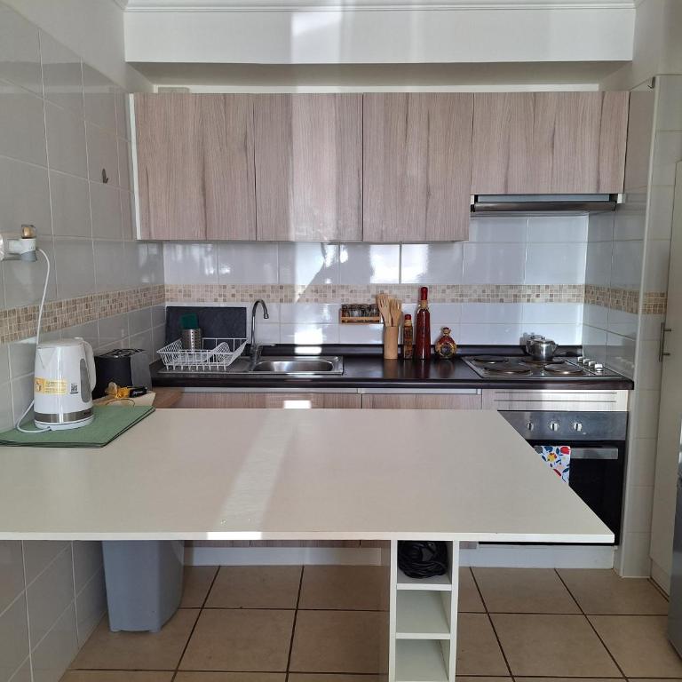 Departamento en La Serena a pasos del Faro y la playa, cercano a supermercados, con excelente ubicación y completamente equipado - Three-Bedroom Apartment - 7