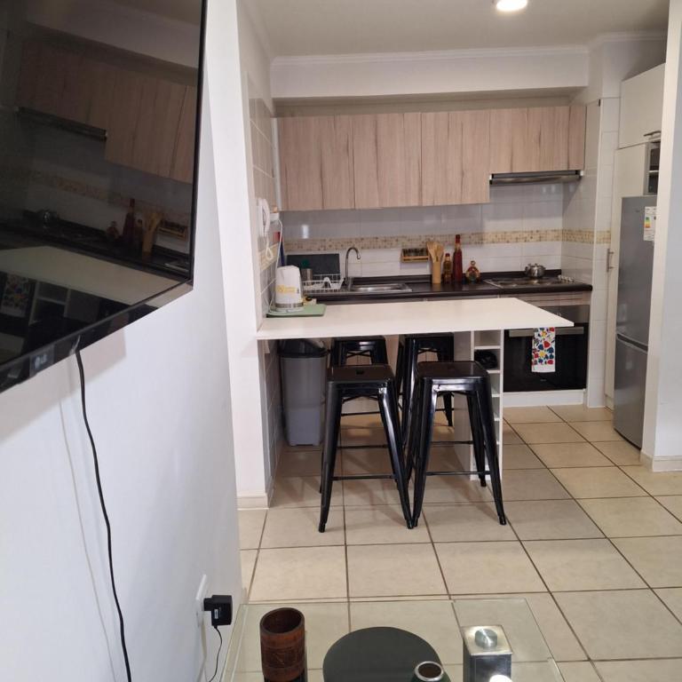Departamento en La Serena a pasos del Faro y la playa, cercano a supermercados, con excelente ubicación y completamente equipado - Three-Bedroom Apartment - 6