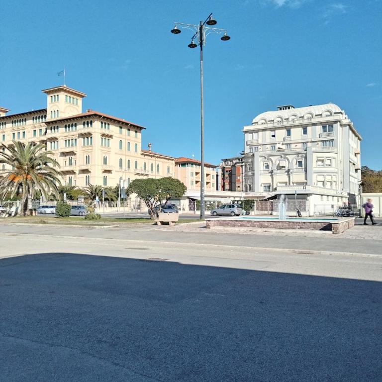 Viareggio sul mare - Appartamento con 3 Camere da Letto e Vista Acqua - 2