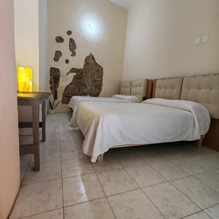 Hostalgia Casa Zul - Standard Double Room Two Beds with Shared Bathroom - 1