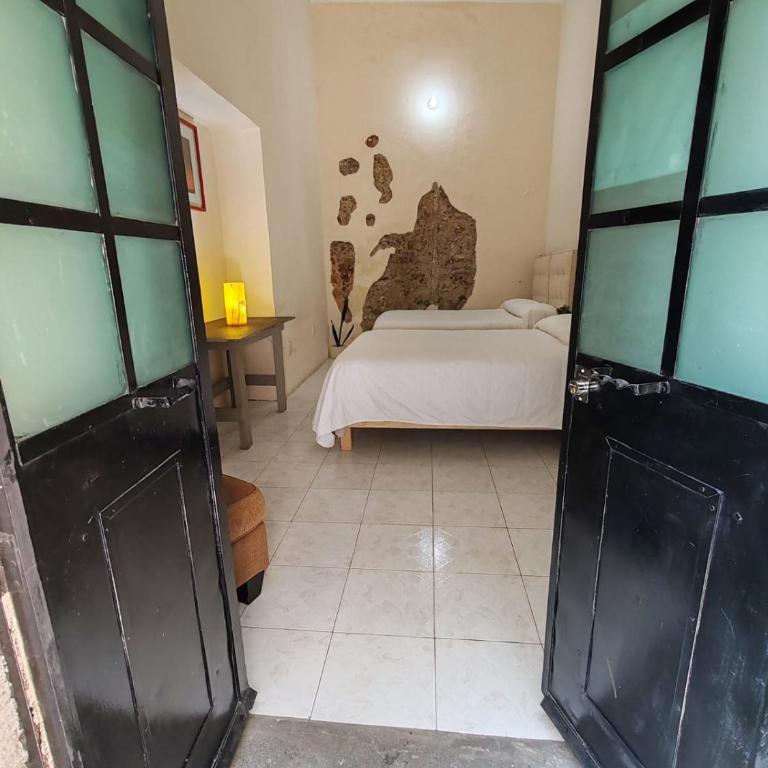 Hostalgia Casa Zul - Standard Double Room Two Beds with Shared Bathroom - 3