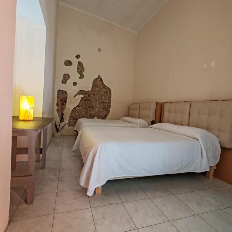 Hostalgia Casa Zul - Standard Double Room Two Beds with Shared Bathroom - 4