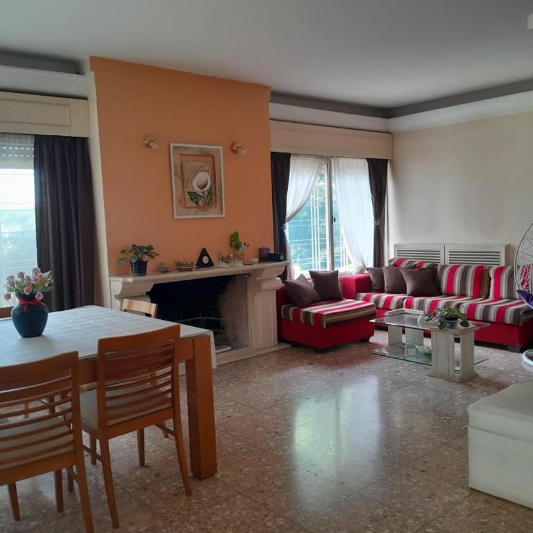 Alquiler temporal Casa céntrica - Three-Bedroom Home - 2