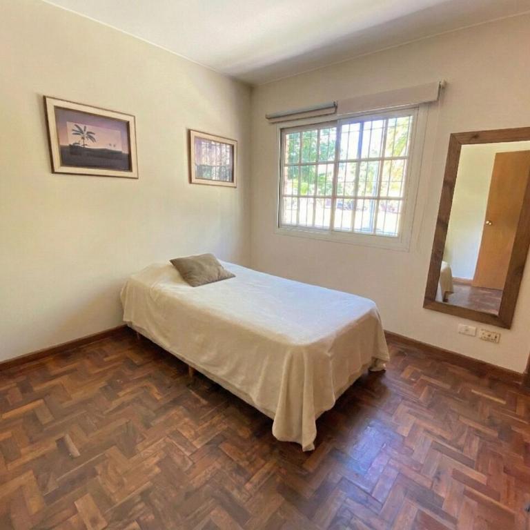 Casa con jardín, quincho y piscina privada - Casa de 4 dormitorios - 2