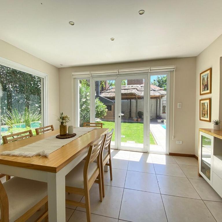 Casa con jardín, quincho y piscina privada - Casa de 4 dormitorios - 3