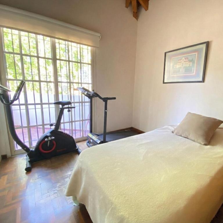 Casa con jardín, quincho y piscina privada - Casa de 4 dormitorios - 4