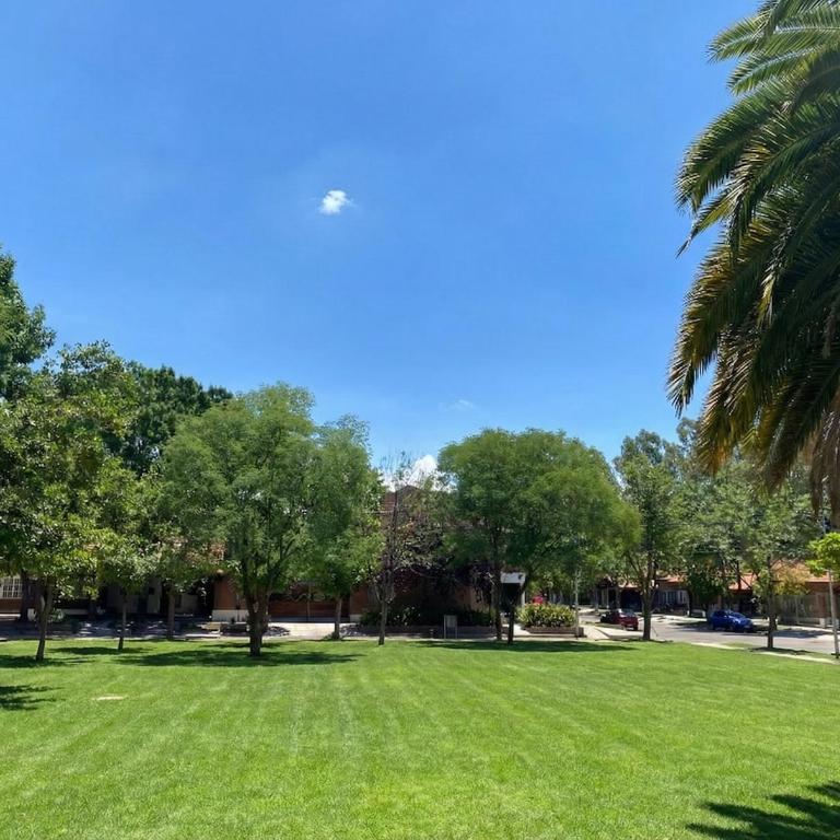 Casa con jardín, quincho y piscina privada - Casa de 4 dormitorios - 8