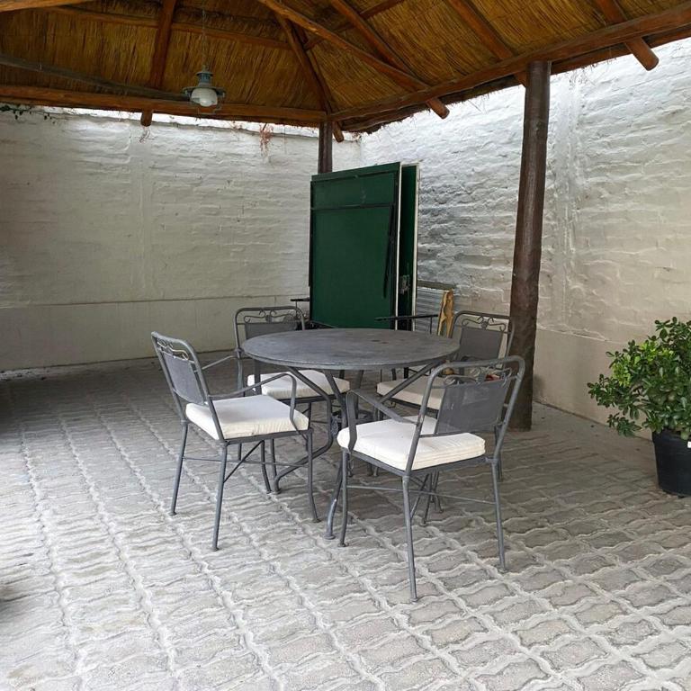 Casa con jardín, quincho y piscina privada - Casa de 4 dormitorios - 9