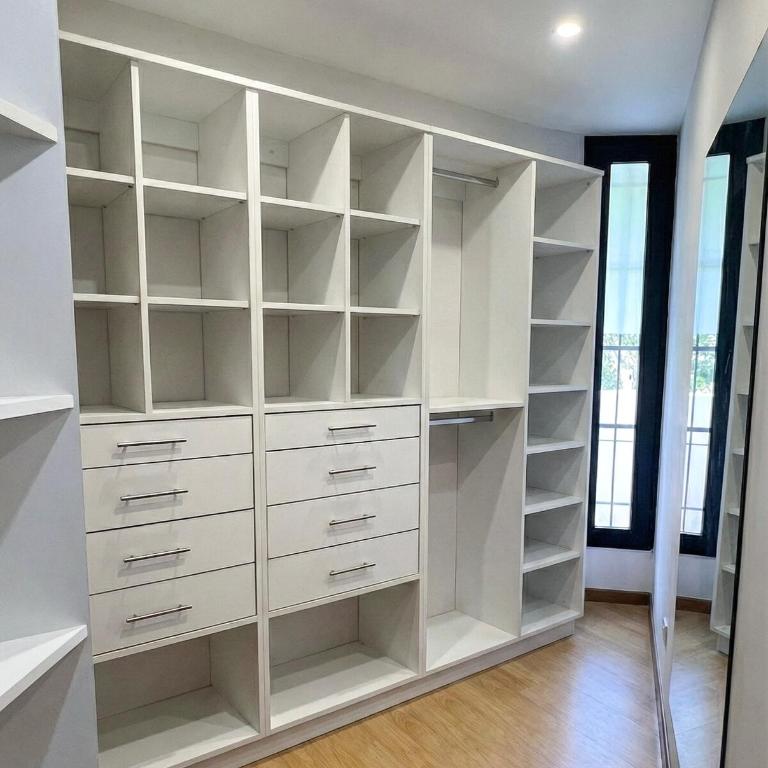 Casa con jardín, quincho y piscina privada - Casa de 4 dormitorios - 12