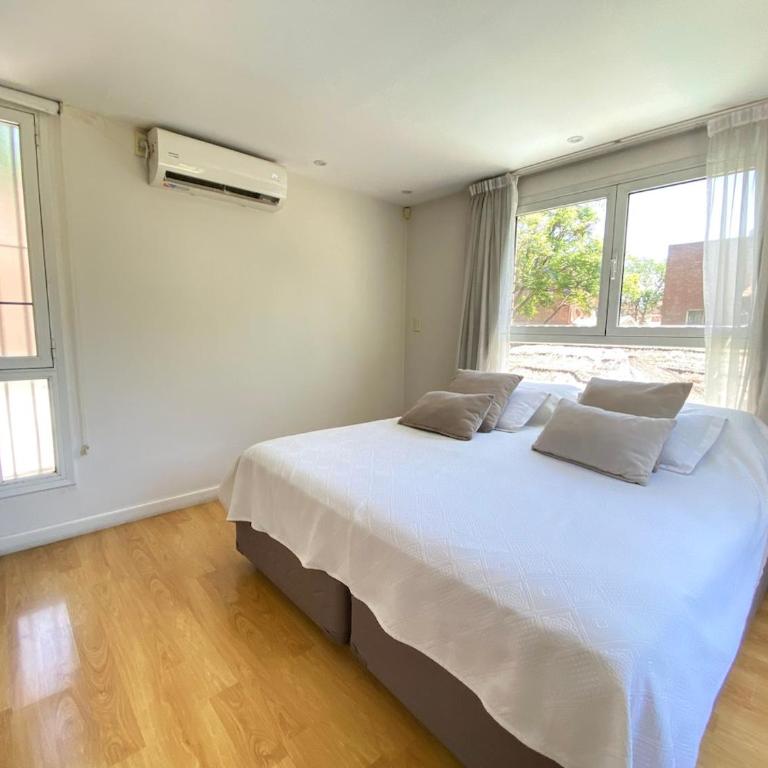 Casa con jardín, quincho y piscina privada - Casa de 4 dormitorios - 17