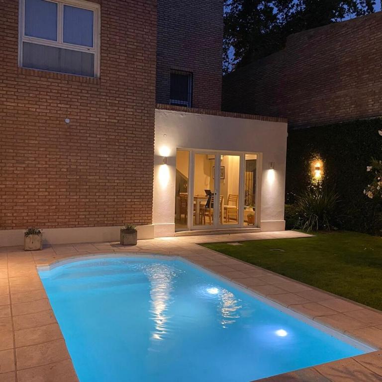 Casa con jardín, quincho y piscina privada - Casa de 4 dormitorios - 18