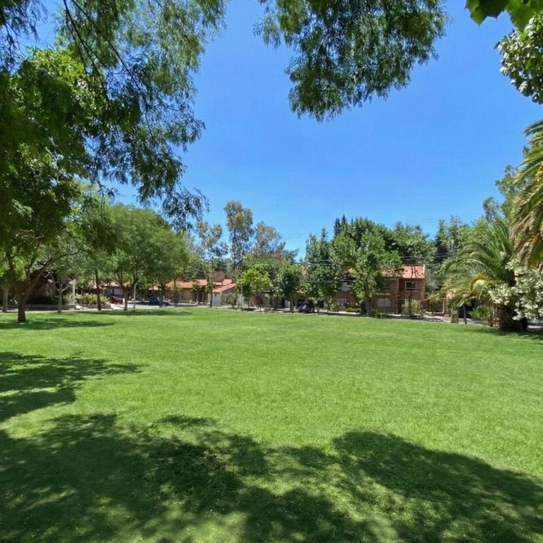 Casa con jardín, quincho y piscina privada - Casa de 4 dormitorios - 23