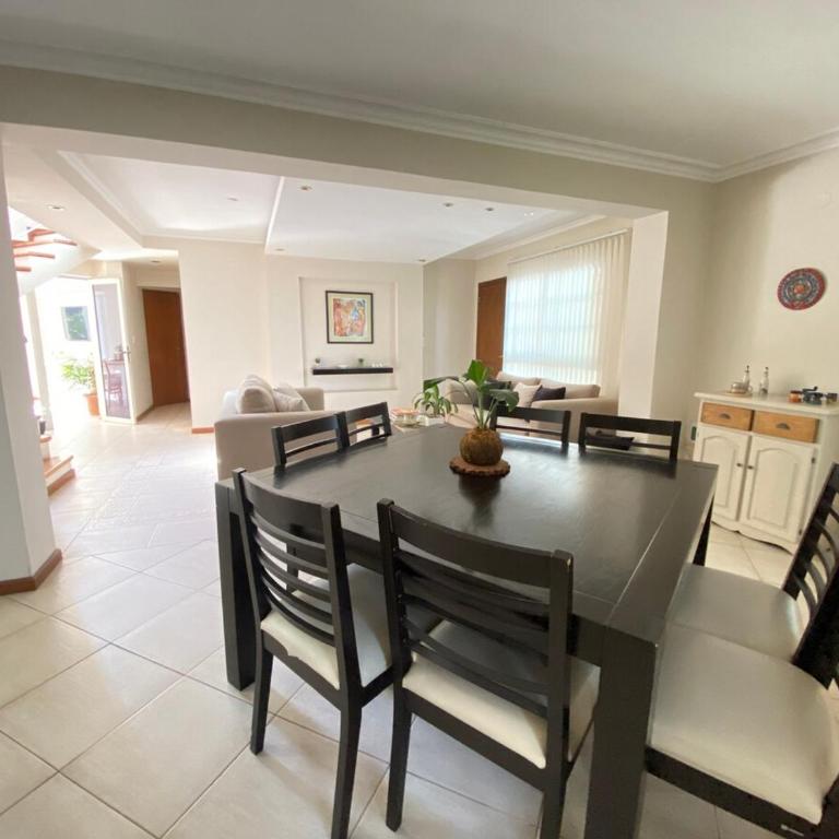 Casa con jardín, quincho y piscina privada - Casa de 4 dormitorios - 25