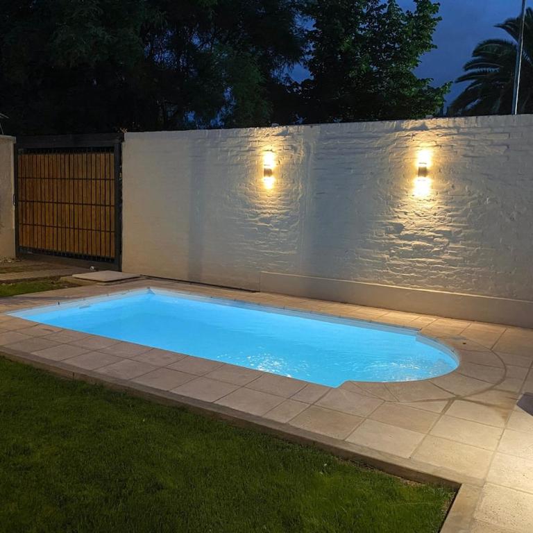 Casa con jardín, quincho y piscina privada - Casa de 4 dormitorios - 27