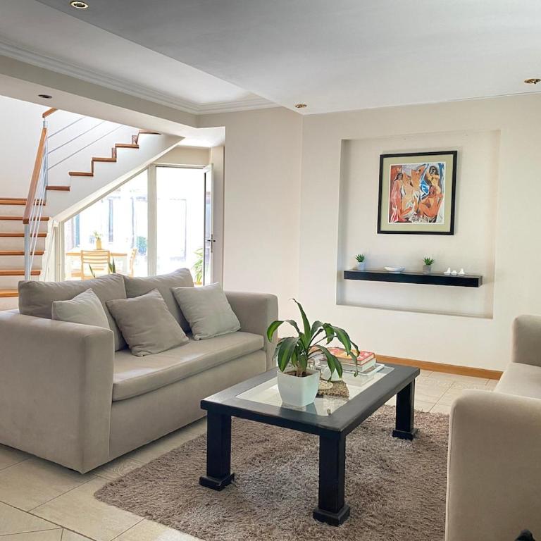 Casa con jardín, quincho y piscina privada - Casa de 4 dormitorios - 28