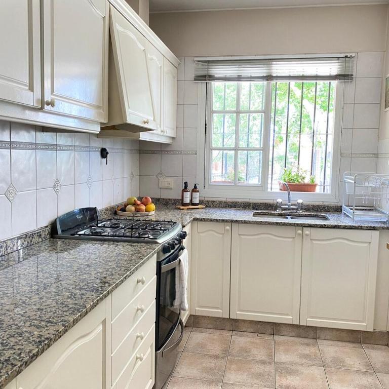 Casa con jardín, quincho y piscina privada - Casa de 4 dormitorios - 30