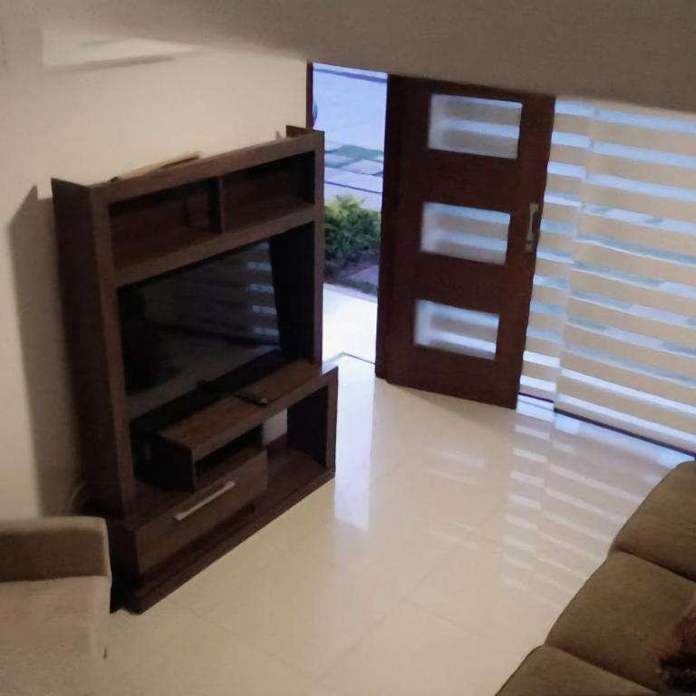 Acogedora casa - Three-Bedroom House - 1