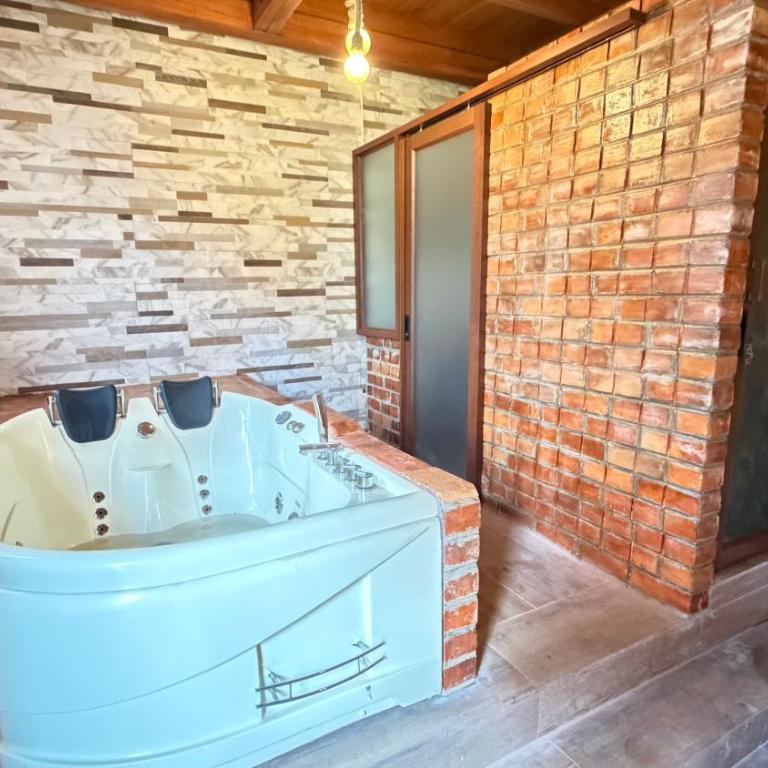Cabaña Real con Yacuzzi rodeada de pavos reales - One-Bedroom Chalet - 16