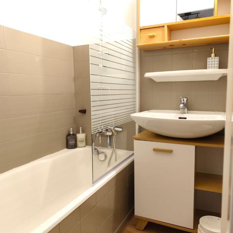 Le Nid d'Amélie Studio 4 people mountain view - Appartement - Vue sur Jardin - 8