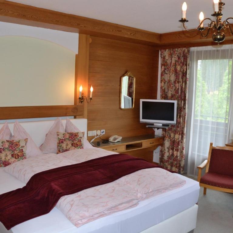 Bergschlößl - Zimmer mit Kingsize-Bett und Balkon - 3