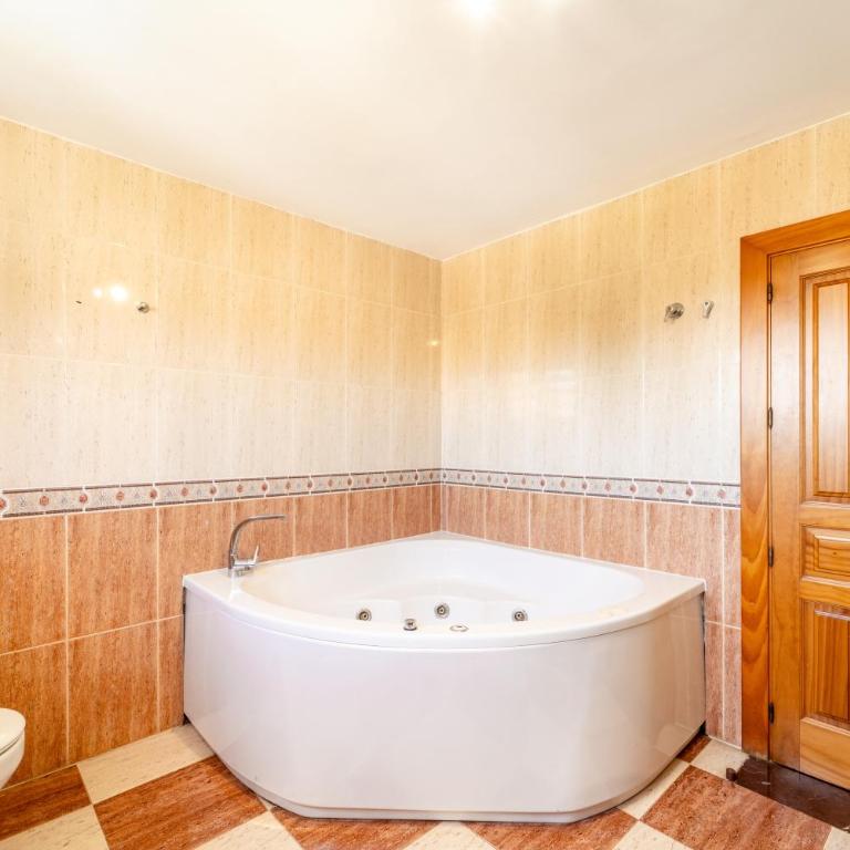Casa de los Limones by Michael FAMILY VILLA NEAR PUERTO MARINA - Five-Bedroom House - 75