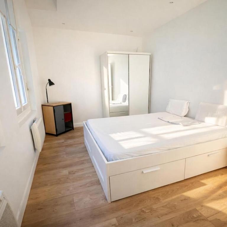 Fully renovated apartment and secured charming place - One-Bedroom Apartment - 3