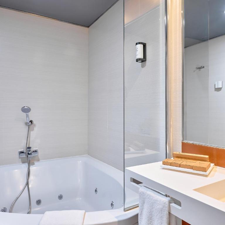 Turia Granada - Deluxe Junior Suite with Hot Tub - 3