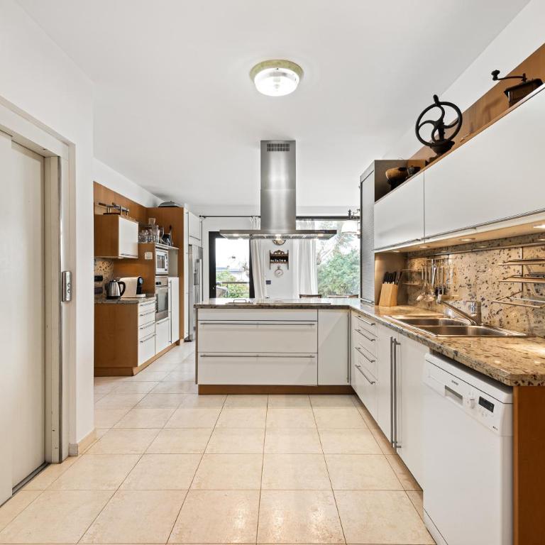 Beachside Villa in Puerto Marina, Benalmádena - Villa - 30