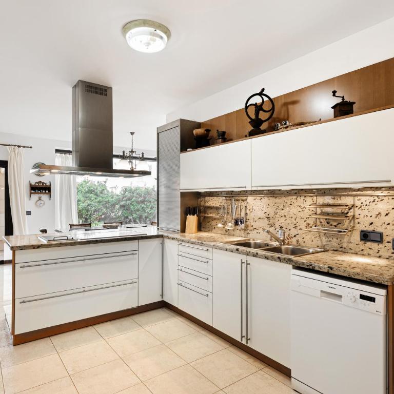 Beachside Villa in Puerto Marina, Benalmádena - Villa - 31