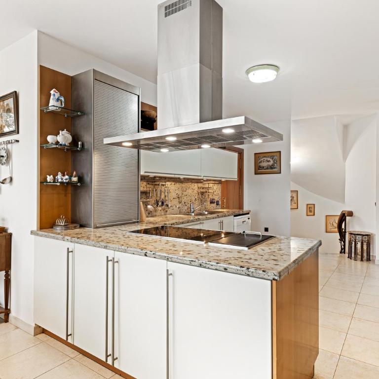 Beachside Villa in Puerto Marina, Benalmádena - Villa - 33
