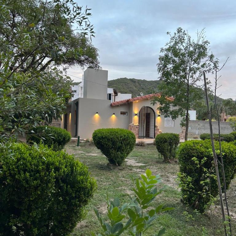 Disfruta casa de bosque a metros de AV San martin y minutos del lago - Casa de 2 dormitorios - 1
