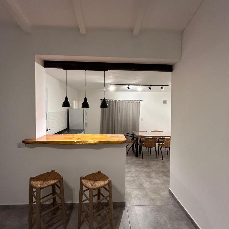 Disfruta casa de bosque a metros de AV San martin y minutos del lago - Casa de 2 dormitorios - 15