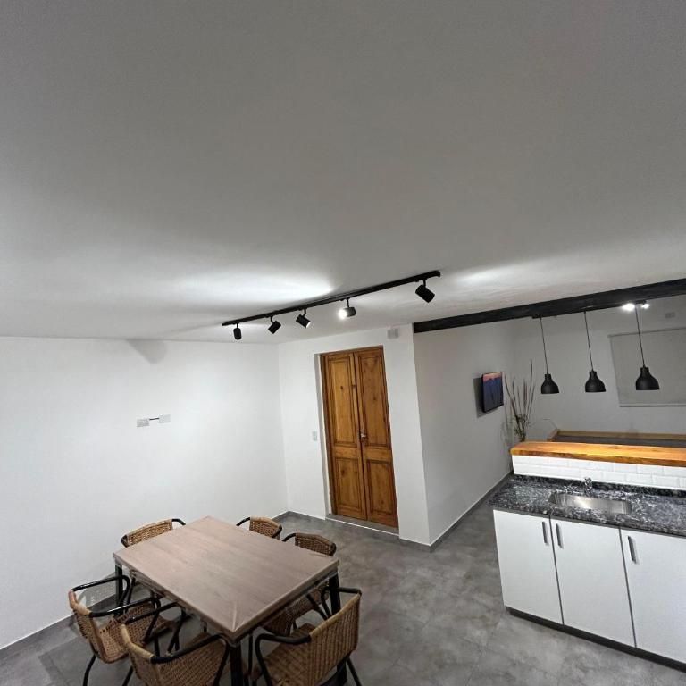 Disfruta casa de bosque a metros de AV San martin y minutos del lago - Casa de 2 dormitorios - 21